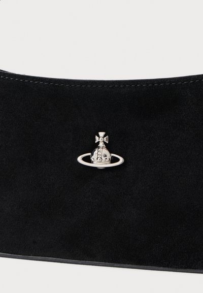 Svart mockaväska med silverfärgad hårdvarudetalj i form av en krona med en ring. Texturen är mjuk med prydliga sömmar.