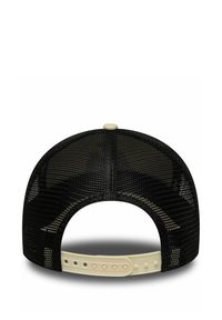 Schwarze Mesh-Baseballmütze von hinten betrachtet mit einem verstellbaren beigen Snapverschluss und Knopf oben.