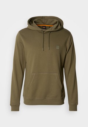 Olivgrüner Kapuzenpullover aus weichem Material, mit einer Fronttasche, verstellbarem Kordelzug an der Kapuze und dezentem Logo-Patch auf der Brust.