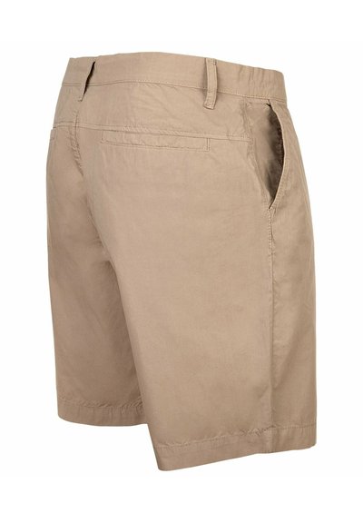 Beige casual herenshorts met riemlussen, zijzakken en een enkele achterzak met bies, gezien vanaf de achterrechterzijde.