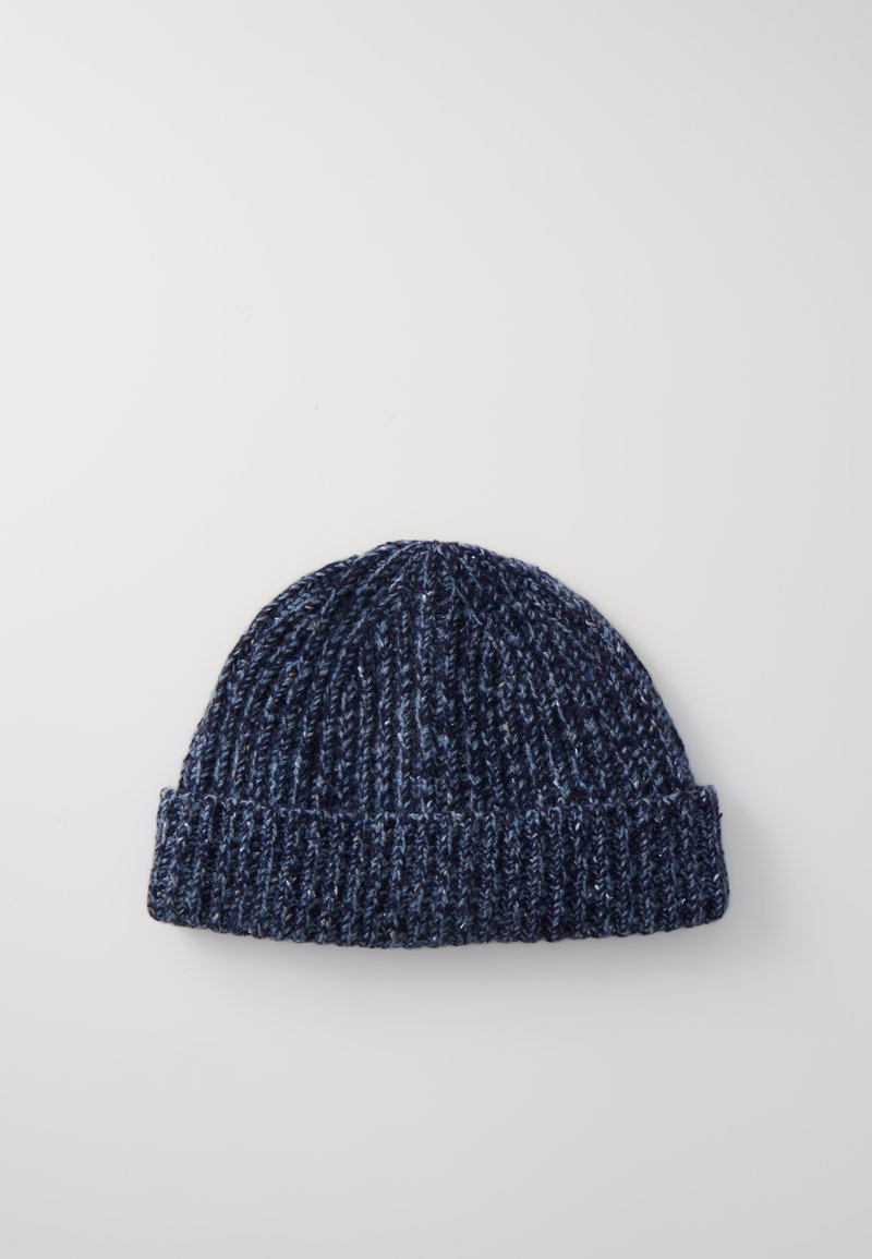 Berretto lavorato a maglia blu navy con una texture a coste, dotato di risvolto e di una parte superiore arrotondata, realizzato in filato morbido.