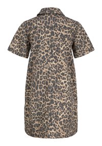 Vestido de manga corta en estampado de leopardo en beige y negro, con cuello, botón al frente y un corte recto y relajado. Textura de tela de mezclilla.