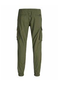 Pantaloni cargo de culoare verde măsliniu, cu talie elastică, două buzunare laterale și două buzunare cargo laterale, realizati dintr-un material moale, texturat.