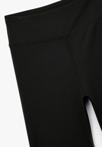 Leggings negros fabricados con una tela elástica y suave. Cuentan con una cintura alta y costuras planas para mayor comodidad y durabilidad.