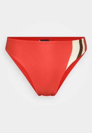 Parte inferior de bikini roja con una textura suave, un diseño de corte alto y franjas contrastantes en crema y marrón en un lado.
