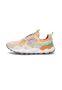 Farbenfrohes Sportschuh-Modell mit Mesh- und Wildleder-Texturen, in einem Farbdesign aus Pink, Gelb, Grün und Orange, und einer robusten grauen Außensohle.