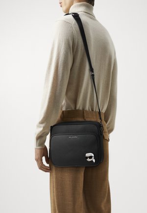 KARL LAGERFELD IKONIK KORE MESSENGER - Keresztpántos táska - black