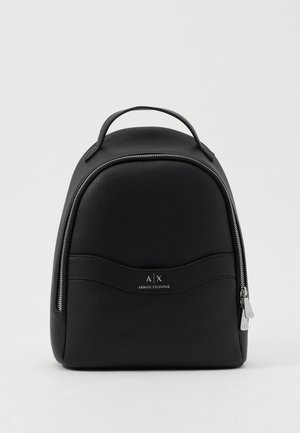 Zaino in pelle nera con texture, dalla forma tondeggiante, manico superiore, cerniera argentata e logo in rilievo sul davanti. Design semplice e funzionale.