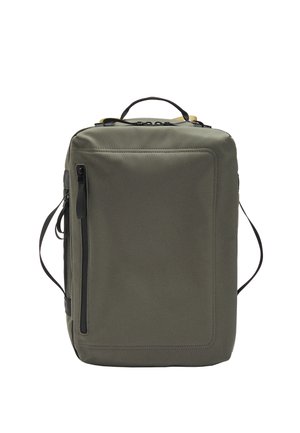 Prostokątny oliwkowozielony plecak z górnym uchwytem, pionową przednią kieszenią na zamek oraz dwoma bocznymi paskami na białym tle.