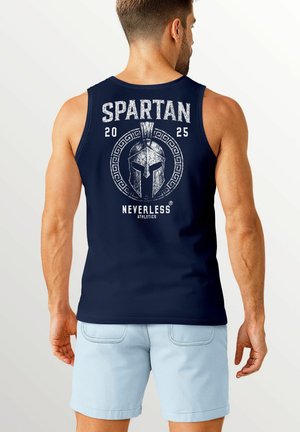 Navyfarbener Tank-Top mit weißem Drucktext "SPARTAN 2025" und einem Design eines griechischen Helms auf dem Rücken. Leichter Stoff, ärmelloser Schnitt.