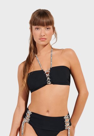 Zwart bikiniset bestaande uit een bandeau-top met vetersluiting en hooggetailleerde broekjes met zijveters en merkbandjes.