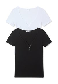 Due magliette a maniche corte con scollo a V, in nero e bianco; tessuto di cotone morbido con bottoni sul davanti; design semplice e forma aderente.