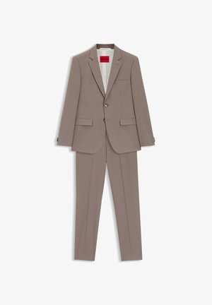 Herenpak in taupebruin met een colbert met enkele rij knopen, voorzien van klepzakken en een reverskraag, gecombineerd met bijpassende rechte broek.