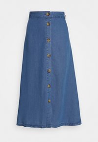 Jupe en denim en A avec une taille haute, dotée d'un devant à boutons avec des boutons marron, dans une couleur bleu moyen et une texture lisse.