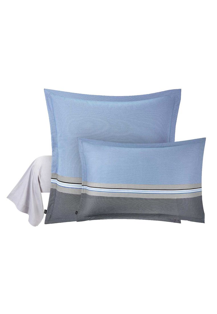 Deux taies d'oreiller bleu et gris avec des rayures horizontales beige et blanche, présentées sur un linge de lit blanc.