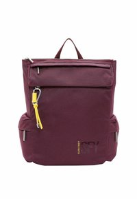 Bordowy plecak o teksturowanym wykończeniu, z przednią kieszenią na zamek, kieszeniami bocznymi i żółtym akcentem przy suwaku.
