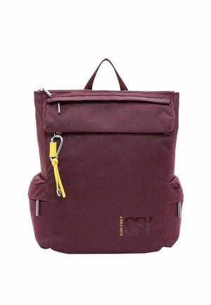 Bordeaux rugzak met een gestructureerde afwerking, voorzien van een voorvak met rits, zijvakken en een gele accent op de ritstrekkertje.