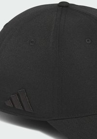 Zwarte baseballpet van stof met een gladde textuur. Voorzien van een geborduurd drie-strepen logo en ventilatiegaten op de kroon.