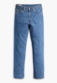 Jean en denim bleu avec jambes droites, fermeture à bouton et zip à l'avant, passants pour ceinture et design cinq poches sur fond blanc.