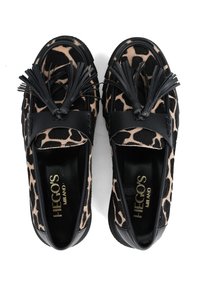 Loafery w panterkę z czarnymi skórzanymi akcentami, z frędzelkami i zaokrąglonym kształtem. Miękka faktura i fason typu slip-on.