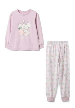 Top de manga larga rosa claro con un cachorro de dibujos animados sosteniendo una fresa y el texto "Puppy Love", combinado con pantalones blancos que presentan patrones de cachorros y fresas.