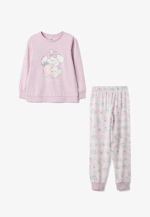 Haut rose pâle à manches longues avec un chiot en dessin animé tenant une fraise et le texte "Puppy Love", assorti à un pantalon blanc avec des motifs de chiots et de fraises.