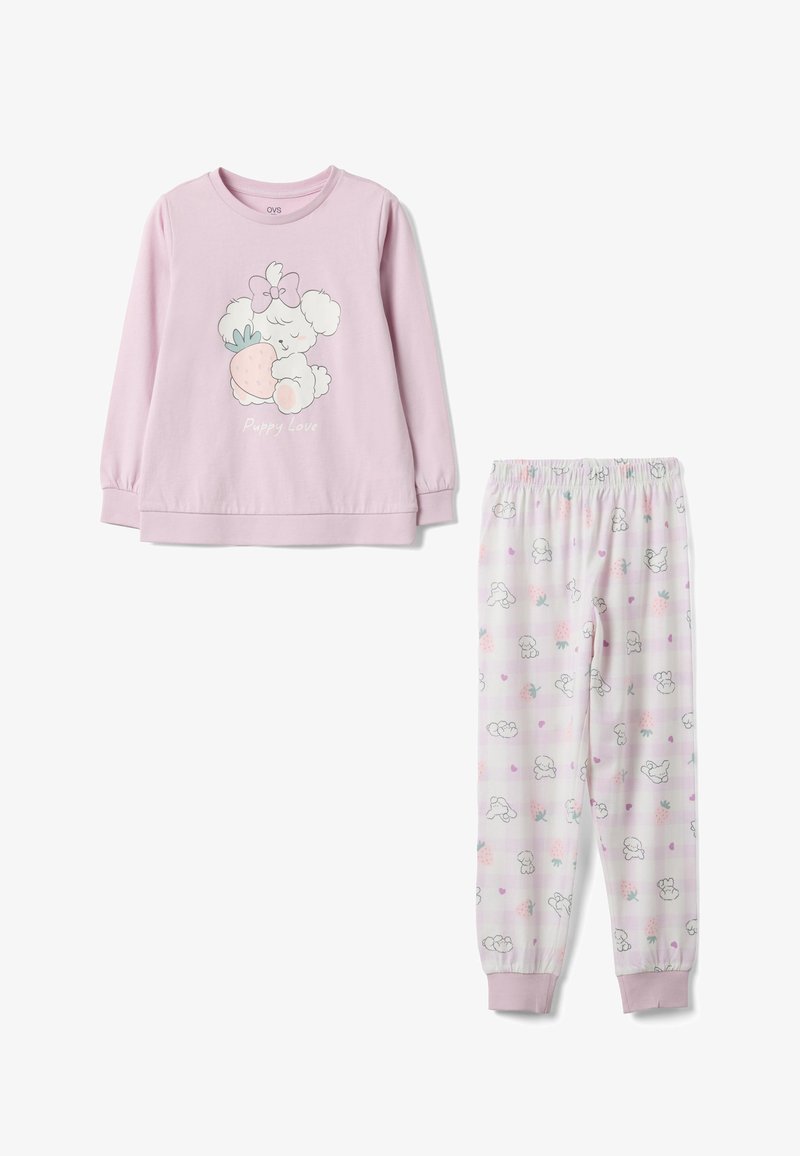 Maglietta a maniche lunghe rosa chiaro con un cucciolo di cartone che tiene una fragola e la scritta "Puppy Love", abbinata a pantaloni bianchi con motivi di cuccioli e fragole.