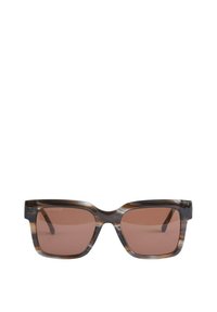 Des lunettes de soleil carrées avec une monture translucide de teinte brunâtre et des verres teintés rose. Elles présentent des branches larges et un branding minimal sur la branche.