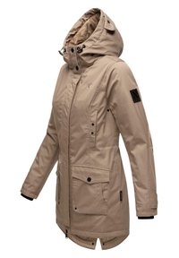 Beige damesjack met een capuchon, voorzien van een nep bont voering, een ritssluiting aan de voorkant, dubbele zijzakken en een opvallend logo-opdruk op de arm.