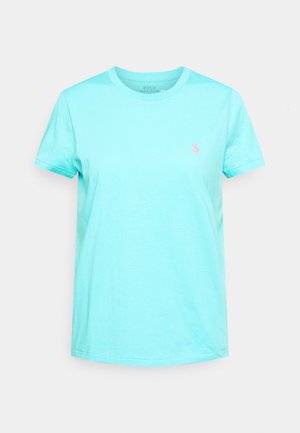 Tyrkysové bavlněné tričko s kulatým výstřihem a krátkými rukávy. Obsahuje malé růžové logo na levé hrudi. Jednoduchá a hladká textura.