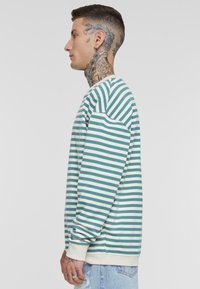 Urban Classics STRIPED CREWNECK - Sudadera - whitesand paleleaf