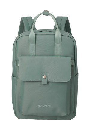 Grüner Rucksack mit Klappe an der Vordertasche, zwei oberen Griffen, gepolsterten Schulterriemen und Travelite-Logo auf der Vordertasche.