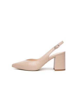 Beige slingback pump met spits toelopende neus, blokhak en verstelbare gesp, zijaanzicht op witte achtergrond.