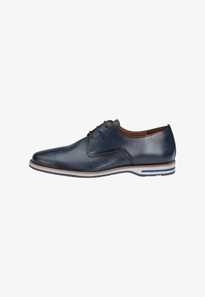 Scarpa da uomo elegante in pelle blu navy con punta traforata, chiusura con lacci e suola stratificata con accenti bianchi e blu navy.