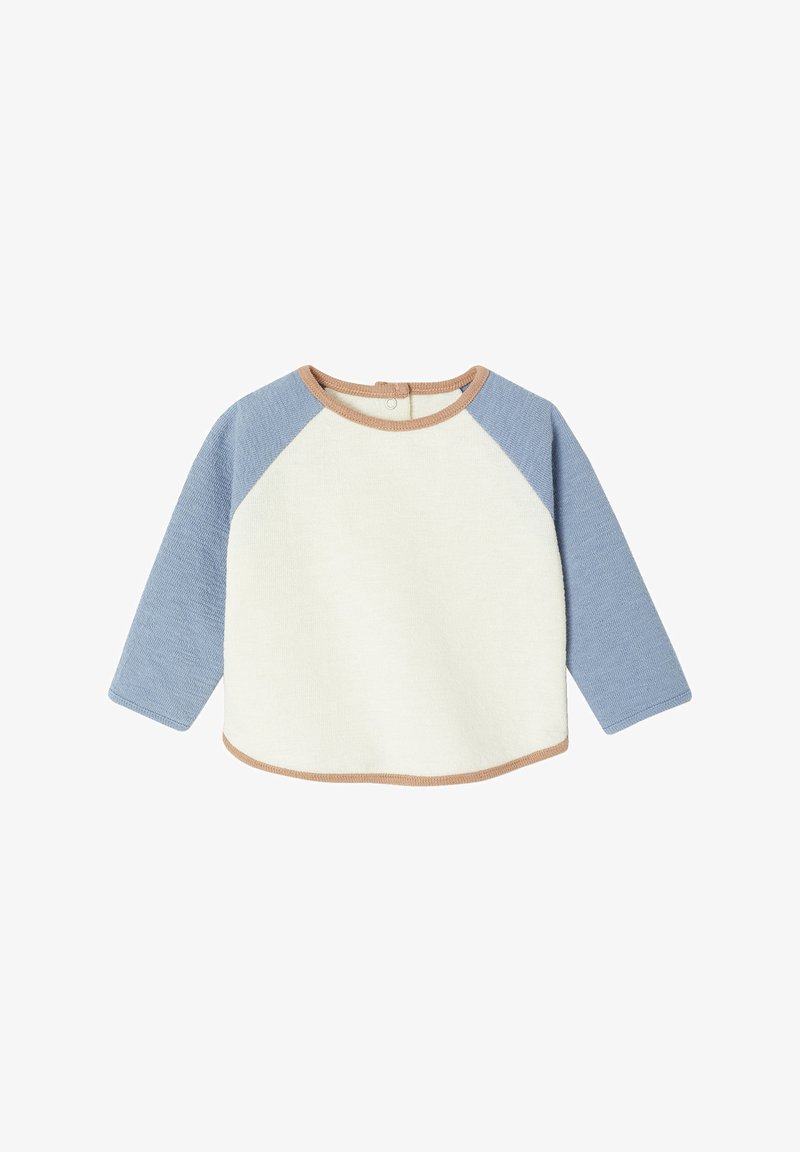 Langärmliger Pullover mit einem cremefarbenen Oberteil, hellblauen Ärmeln und sandfarbenen Akzenten. Weicher, strukturierten Stoff, abgerundeter Saum und Knopfverschluss am Rücken.