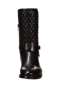 Bota de cuero negra hasta la rodilla con un patrón acolchado en la parte superior, cremallera lateral y una correa con detalle de hebilla. Acabado suave en todo.