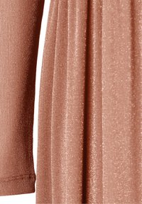 Ribbed, metallinho ruusunvärinen kangas, jossa on säihkeä tekstuuri; siinä on poimutuksia ja tiukka hiha, luoden elegantin roolin.