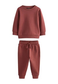Ensemble deux pièces en coton bordeaux comprenant un sweat-shirt à col rond et un pantalon fuselé avec une ceinture élastique et un cordon de serrage ajustable.