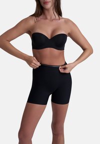 Zwarte strapless beha en hoge taille shorts; gladde textuur; aansluitend ontwerp; naadloze randen; rekbaar materiaal.