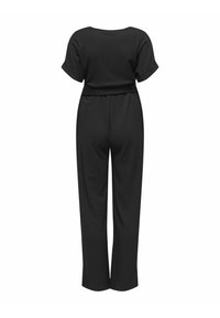 Mono negro con mangas cortas, cinturón en la cintura y diseño de pierna ancha. Textura suave con un ajuste relajado y estilo minimalista.