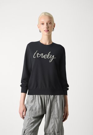 Čierna mikina so zaobleným výstrihom a dlhými rukávmi, s bielym textom z rhinestone "lovely" napísaným cez hruď. Voľný strih a rebrovaný lem.