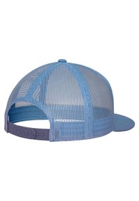 Plava mrežasta kapa sa solidnim plavim prednjim dijelom, zakrivljenim vizorom, podesivim snapback remenom i ventiliranim dizajnom za protok zraka.