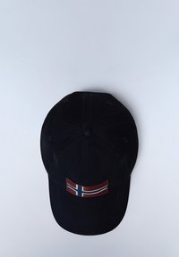 Marinblå keps med svängd skärm, prydd med en dekorativ patch av den norska flaggan på framsidan i röd, blå och vit.