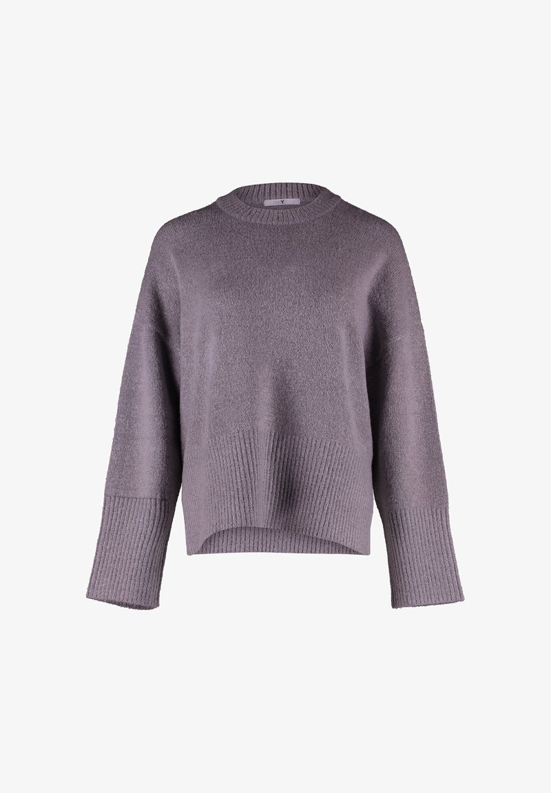 Lila Strickpullover mit strukturiertem Körper, gerippten Bündchen und weitem Rundhalsausschnitt. Gekürzte Silhouette mit lockerer Passform.