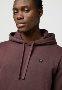 Wrangler SIGN OFF - Felpa con cappuccio - mahogany