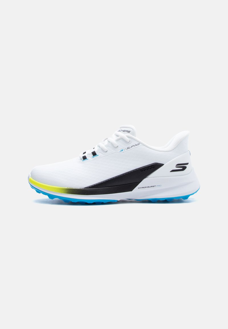 Hvid Skechers træningssko med sorte og gule accenter, blå sål og snørelukning vist fra siden på en hvid baggrund.
