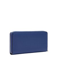 Portefeuille en cuir bleu avec une surface texturée, de forme rectangulaire allongée, fermeture éclair, et coutures blanches le long des bords.