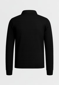 Polo nera a maniche lunghe con taglio dritto, tessuto a maglia e sottili righe orizzontali. Presenta un colletto classico e polsini a coste.