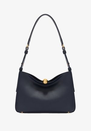 Zwarte leren schoudertas met een gebogen bovenkant, verstelbare band en een gouden ronde sluiting in het midden.
