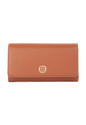 Portafoglio rettangolare marrone in pelle testurizzata con patta pieghevole e piccolo emblema dorato circolare centrato sulla parte anteriore.